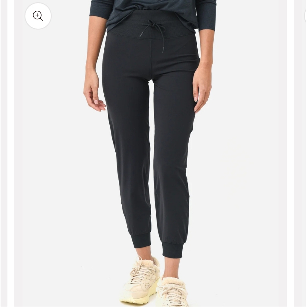 *NWOT* Vuori Daily Jogger